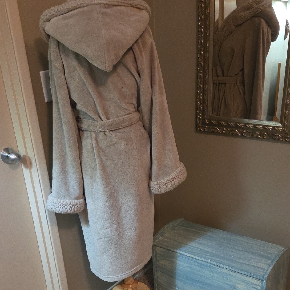 Beautiful Pottery Barn Cream Hooded Robe - Picture 2 of 3